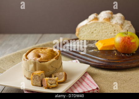 Melton Mowbray Schweinefleisch umhüllt mit Ploughmans lunch Stockfoto