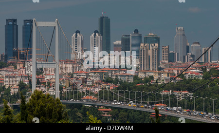 Die Bosporus-Brücke ist eine der zwei Brücken in Istanbul, Türkei, über den Bosporus. Stockfoto