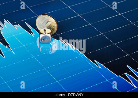 Abwärtstrend Diagramm mit golden Coin und Würfel Cube mit dem Wort verkaufen. Selektiven Fokus Stockfoto