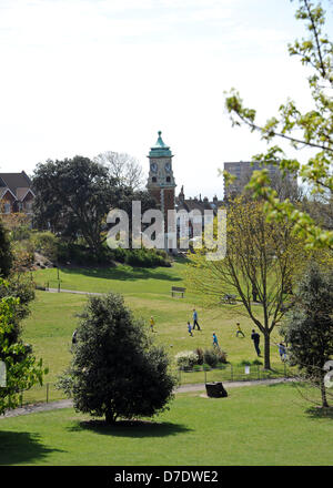 Brighton, Sussex UK wärmt 5. Mai 2013 - Frühlingssonne für das Feiertagswochenende im Queens Park Brighton heute Stockfoto