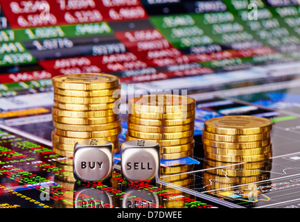 Stapel von Münzen, schnetzelt Würfel mit den Worten, kaufen, verkaufen und Trend-Diagramm mit den Zahlenkolonnen als Hintergrund Stockfoto