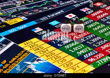 Schnetzelt Würfel mit den Worten verkaufen kaufen und Finanzen Charts als Hintergrund. Selektive ficus Stockfoto
