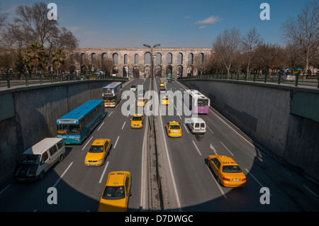 Das Valens-Aquädukt in Istanbul Stockfoto