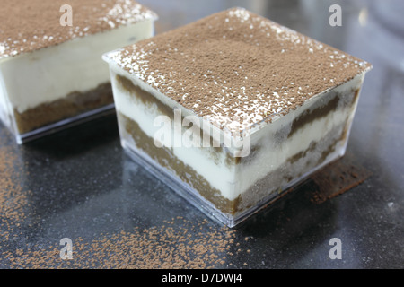 Tiramisu-Kuchen in einem Plastikbecher mit Kakao Stockfoto