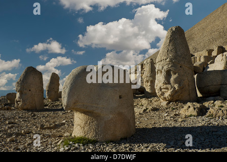 Nemrut Berggott Statuen. Nemrut oder Nemrud ist ein 2.134 Meter hoher Berg im Südosten der Türkei. Stockfoto