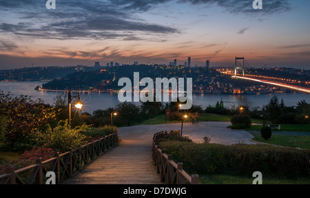 Die Fatih Sultan Mehmet-Brücke, auch bekannt als die zweite Bosporus-Brücke ist eine Brücke in Istanbul, Türkei. Stockfoto