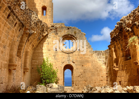 Historische Bellapais Abtei in Kyrenia, Nordzypern. Ursprüngliche Bau entstand zwischen 1198-1205. Stockfoto