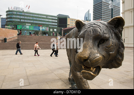 Tiger-Statue vor dem zentralen Bahnhof, Oslo, Norwegen Stockfoto