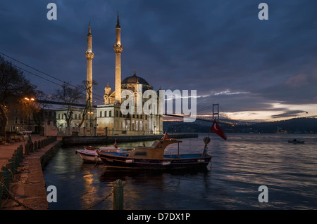 Ortakoy-Moschee und die Bosporus-Brücke in Besiktas. Stockfoto