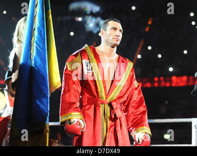Ukrainischen Schwergewichts-IBF, WBO und IBO-Weltmeister Wladimir Klitschko vor seinem Kampf gegen seinen Herausforderer der deutsch-italienischen Francesco Pianeta in der SAP Arena in Mannheim, Deutschland, 4. Mai 2013 abgebildet ist. Klitschko gewann den Kampf in der sechsten Runde durch KO. Foto: Uli Deck Stockfoto