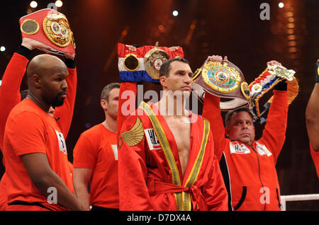 Ukrainischen Schwergewichts-IBF, WBO und IBO-Weltmeister Wladimir Klitschko vor seinem Kampf gegen seinen Herausforderer der deutsch-italienischen Francesco Pianeta in der SAP Arena in Mannheim, Deutschland, 4. Mai 2013 abgebildet ist. Klitschko gewann den Kampf in der sechsten Runde durch KO. Foto: Uli Deck Stockfoto