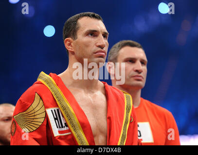 Ukrainischen Schwergewichts-IBF, WBO und IBO-Weltmeister Wladimir Klitschko vor seinem Kampf gegen seinen Herausforderer der deutsch-italienischen Francesco Pianeta in der SAP Arena in Mannheim, Deutschland, 4. Mai 2013 abgebildet ist. Sein Bruder Vitali Klitschko (R) stehen neben ihm. Klitschko gewann den Kampf in der sechsten Runde durch KO. Foto: Uli Deck Stockfoto