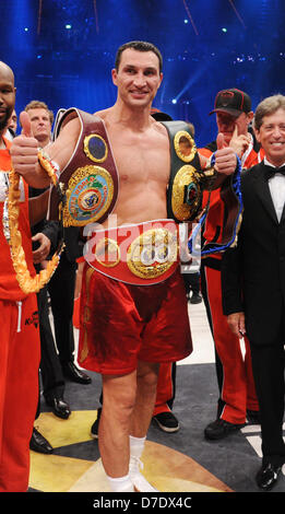 Ukrainischen Schwergewichts-IBF, WBO und IBO-Weltmeister Wladimir Klitschko feiert seinen Sieg gegen seinen Herausforderer der deutsch-italienischen Francesco Pianeta in der SAP Arena in Mannheim, Deutschland, 4. Mai 2013. Klitschko gewann den Kampf in der sechsten Runde durch KO. Foto: Uli Deck Stockfoto