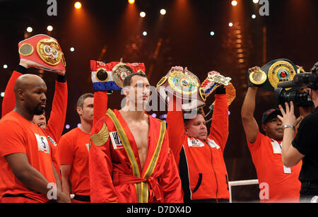 Ukrainischen Schwergewichts-IBF, WBO und IBO-Weltmeister Wladimir Klitschko vor seinem Kampf gegen seinen Herausforderer der deutsch-italienischen Francesco Pianeta in der SAP Arena in Mannheim, Deutschland, 4. Mai 2013 abgebildet ist. Klitschko gewann den Kampf in der sechsten Runde durch KO. Foto: Uli Deck Stockfoto
