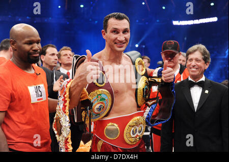 Ukrainischen Schwergewichts-IBF, WBO und IBO-Weltmeister Wladimir Klitschko feiert seinen Sieg gegen seinen Herausforderer der deutsch-italienischen Francesco Pianeta in der SAP Arena in Mannheim, Deutschland, 4. Mai 2013. Klitschko gewann den Kampf in der sechsten Runde durch KO. Foto: Uli Deck Stockfoto