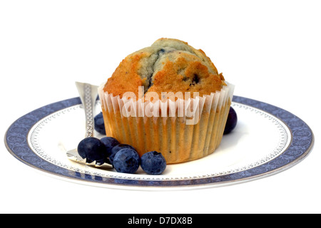 Blueberry Muffin auf eine Porzellanplatte mit kleinen Gabel und Heidelbeeren. Stockfoto