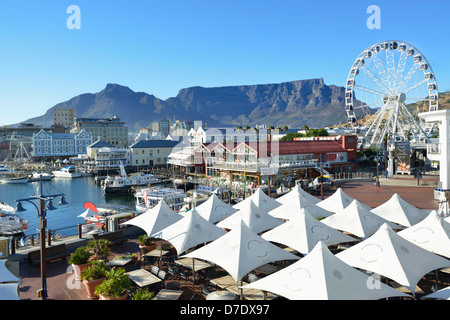 Kapstadts V & A Waterfront mit ikonischen Tafelberg im Hintergrund Stockfoto
