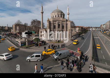 Die Pertevniyal Valide Sultansmoschee, erbaut im Jahre 1871 durch Valide Sultan Pertevniyal, Mutter von Sultan Abdulaziz in Istanbul. Stockfoto