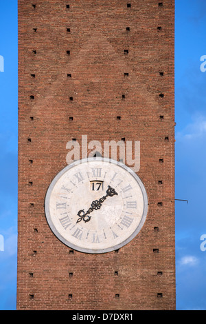 Alten Uhrturm in der mittelalterlichen Stadt Siena, Italien. Stockfoto