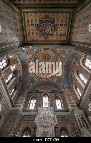 Die Pertevniyal Valide Sultansmoschee, erbaut im Jahre 1871 durch Valide Sultan Pertevniyal, Mutter von Sultan Abdulaziz in Istanbul. Stockfoto