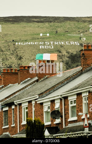 Belfast, Nordirland. 5. Mai 2013. Republikaner anzeigen am 32. Jahrestag des Todes von Bobby Sands einen riesigen Banner zum Gedenken an die Hungerstreikenden 1981 auf der Seite der Black Mountain. Bildnachweis: Stephen Barnes/Alamy Live-Nachrichten Stockfoto