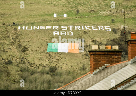 Belfast, Nordirland. 5. Mai 2013. Republikaner anzeigen am 32. Jahrestag des Todes von Bobby Sands einen riesigen Banner zum Gedenken an die Hungerstreikenden 1981 auf der Seite der Black Mountain. Bildnachweis: Stephen Barnes/Alamy Live-Nachrichten Stockfoto