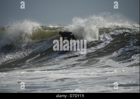 Ein großen Swell ist leicht von jungen Surfer auf Gower, Wales, UK ausgehandelt. Stockfoto