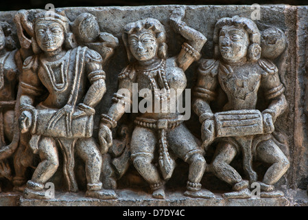 Skulpturen Speckstein Figuren schmücken die Hindu Tempel in Halebidu Hoysaleswara, in der Nähe von Hassan, Karnataka, Indien Stockfoto