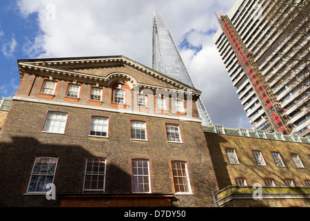 Die Scherbe und der Turm von Guys Hospital erhebt sich Boland House, Kings College London, Kerls Campus Stockfoto