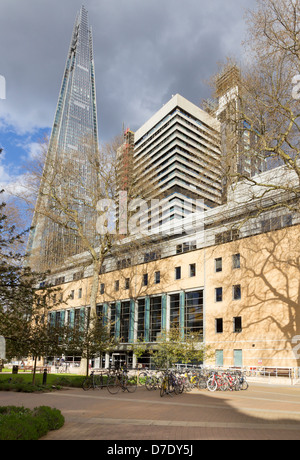 Die Scherbe erhebt sich über Guy's Hospital und Kings College London, Kerls Campus Stockfoto