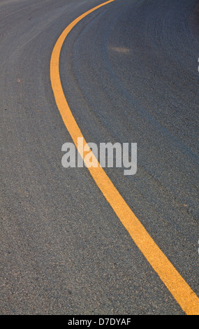 Asphalt Linien Linien gelb Asphalt Straße Hintergrund. Stockfoto