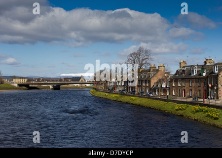 INVERNESS NACH UNTEN DEN FLUSS VOM STADTZENTRUM IN RICHTUNG SCHNEE BEDECKT BEN WYVIS BERGKETTE Stockfoto