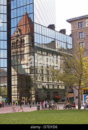 Eine alte Kirche spiegelt sich in einem modernen Glasgebäude in Boston. Stockfoto