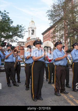 Mitglieder von einer Blaskapelle spielen ihre Instrumente in die North End von Boston. Stockfoto