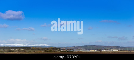 INVERNESS DALCROSS FLUGHAFEN AN EINEM FRÜHLINGSMORGEN IM APRIL MIT SCHNEE AUF DEM BEN WYVIS GEBIRGE IN DER FERNE Stockfoto