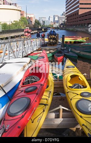 Kajaks zu mieten sitzen auf einem Dock in der Nähe des Charles River in Boston. Stockfoto