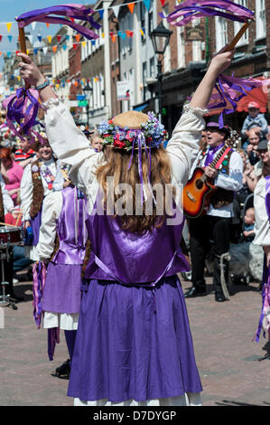 Rochester, Großbritannien. 5. Mai 2013. Am zweite Tag des Festivals Rochester fegt über das Wochenende und Feiertagen sah Sonnenschein und Wärme. Das Festival zieht Volkstanz und Musik aus ganz Großbritannien und kann seine Geschichte bis über 400 Jahre zurückverfolgen. Stockfoto