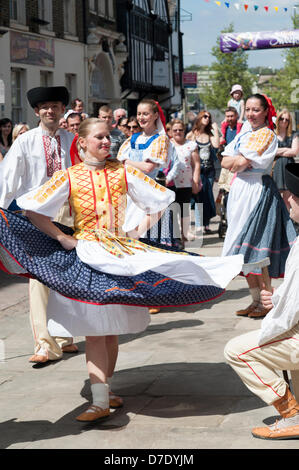 Rochester, Großbritannien. 5. Mai 2013. Am zweite Tag des Festivals Rochester fegt über das Wochenende und Feiertagen sah Sonnenschein und Wärme. Das Festival zieht Volkstanz und Musik aus ganz Großbritannien und kann seine Geschichte bis über 400 Jahre zurückverfolgen. Stockfoto