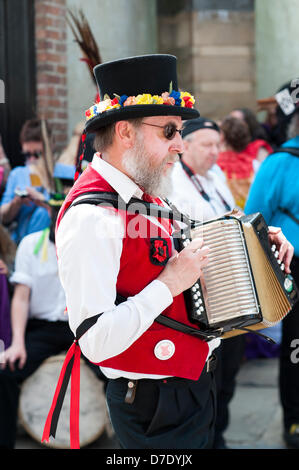 Rochester, Großbritannien. 5. Mai 2013. Am zweite Tag des Festivals Rochester fegt über das Wochenende und Feiertagen sah Sonnenschein und Wärme. Das Festival zieht Volkstanz und Musik aus ganz Großbritannien und kann seine Geschichte bis über 400 Jahre zurückverfolgen. Stockfoto