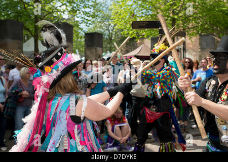 Rochester, Großbritannien. 5. Mai 2013. Am zweite Tag des Festivals Rochester fegt über das Wochenende und Feiertagen sah Sonnenschein und Wärme. Das Festival zieht Volkstanz und Musik aus ganz Großbritannien und kann seine Geschichte bis über 400 Jahre zurückverfolgen. Stockfoto