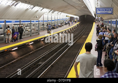 Leute warten auf ihren Zug in der u-Bahn von Boston. Stockfoto