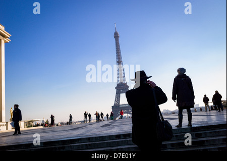 Touristen fotografieren der Eiffelturm vom Place du Trocadéro. Stockfoto