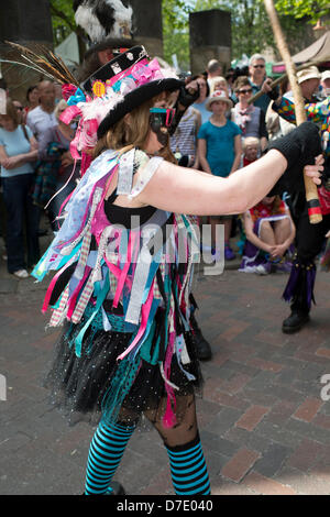 Rochester, Großbritannien. 5. Mai 2013. Am zweite Tag des Festivals Rochester fegt über das Wochenende und Feiertagen sah Sonnenschein und Wärme. Das Festival zieht Volkstanz und Musik aus ganz Großbritannien und kann seine Geschichte bis über 400 Jahre zurückverfolgen. Stockfoto