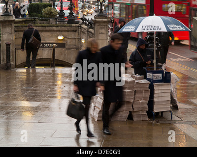 Mit Bewegungsunschärfe ein paar eilen vorbei an Evening Standard Kiosk außerhalb Bank Station London erfasst. Stockfoto