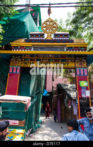 Eingang zum Majnu ka Tilla, tibetische Flüchtlingslager Kolonie in Delhi, Indien Stockfoto