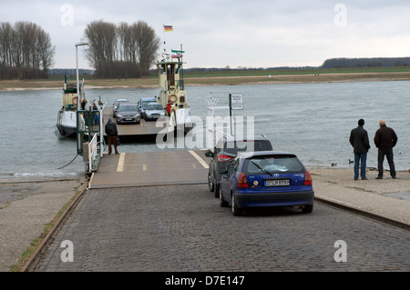 Autofähre über den Rhein, Hitdorf, Deutschland Stockfoto