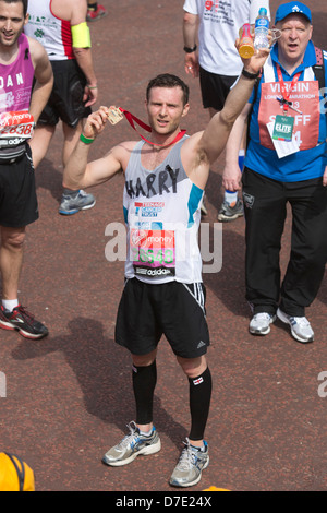 Virgin London Marathon 2013 feiert Harry Judd von McFly das Ziel des Marathons Stockfoto