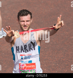 Virgin London Marathon 2013 zeigt Harry Judd von McFly seinen Finisher Medaille nach dem Rennen Stockfoto