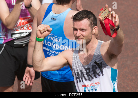 Virgin London Marathon 2013 zeigt Harry Judd von McFly seinen Finisher-Medaille Stockfoto
