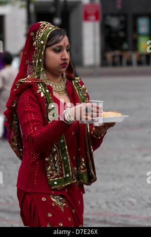 Manchester, UK. 5. Mai 2013. Die wichtigsten Vaisakhi Feier im Sikh Kalender gekennzeichnet durch die Sikh Gemeinschaft von Greater Manchester, mit ihren jährlichen Nagar Kirtan-Prozession durch die Straßen der Stadt. Nagar Kirtan ist Farbe, Feier und Anbetung und eine Einladung für alle unabhängig von Kaste, Religion und Glaubensbekenntnis für die Sikhs feiern ihre Religion und Kultur. Bildnachweis: Mar Photographics/Alamy Live-Nachrichten Stockfoto